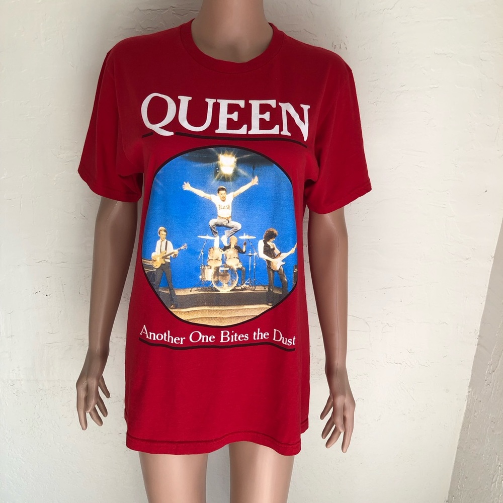 Queen Band Official Merch Red Tee Retro Y2K Size M Another One Bites The Dast